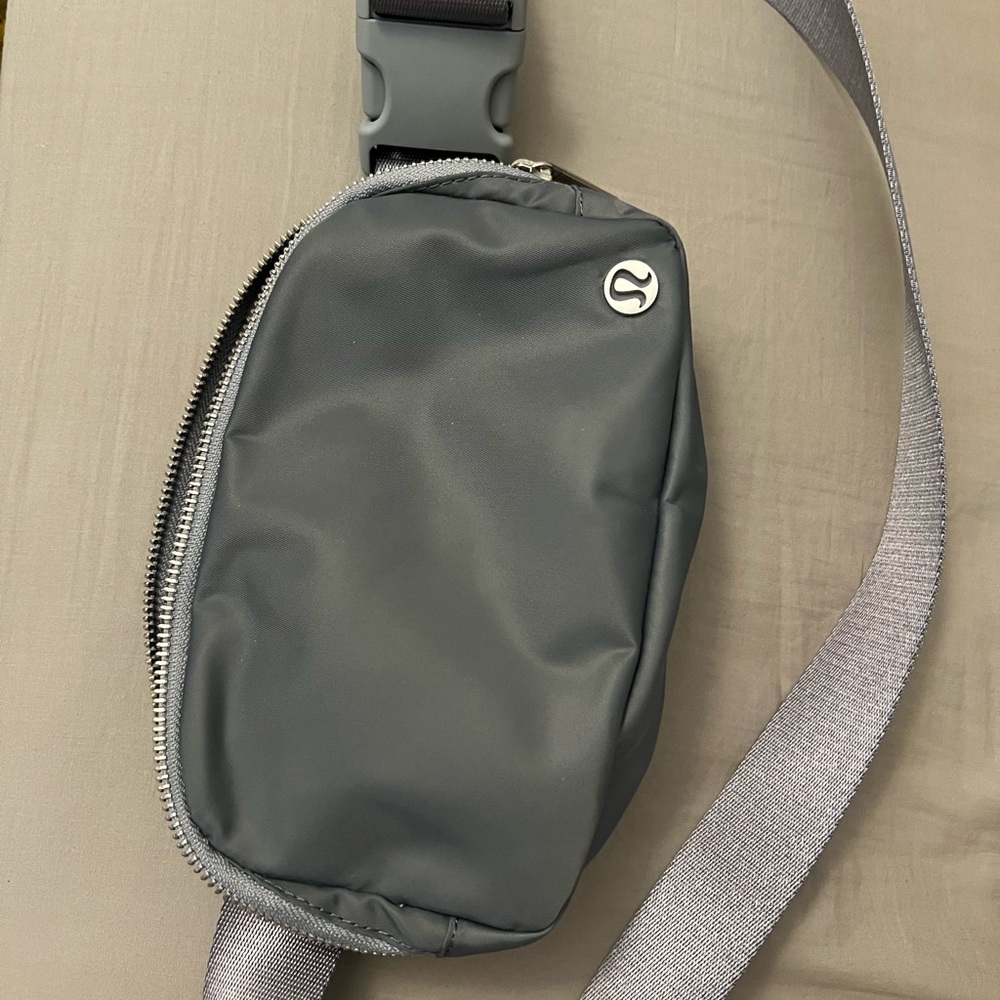 Lululemon everywhere belt bag (Asphalt Grey)